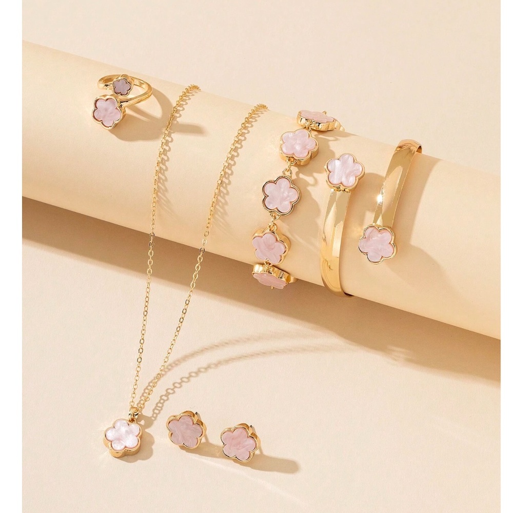 Luxe Gold Tone Flower Necklace Ring Jewelry Set - Picture 4 of 6